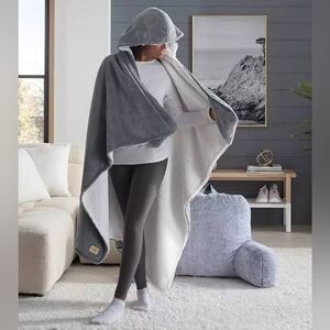 UGG Avery Hooded Throw Blanket with pockets in Cozy Charcoal Gray 50" x 60"